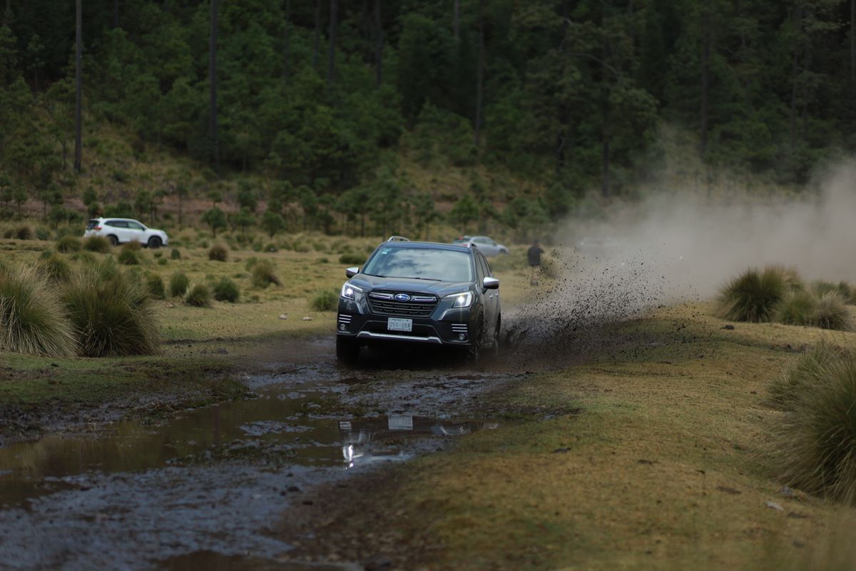Subaru Outback camurlu toprak yolda (temsili)