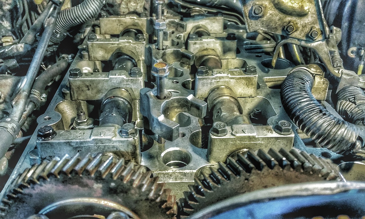 Supap tıkırtısı duyulan araç motoru