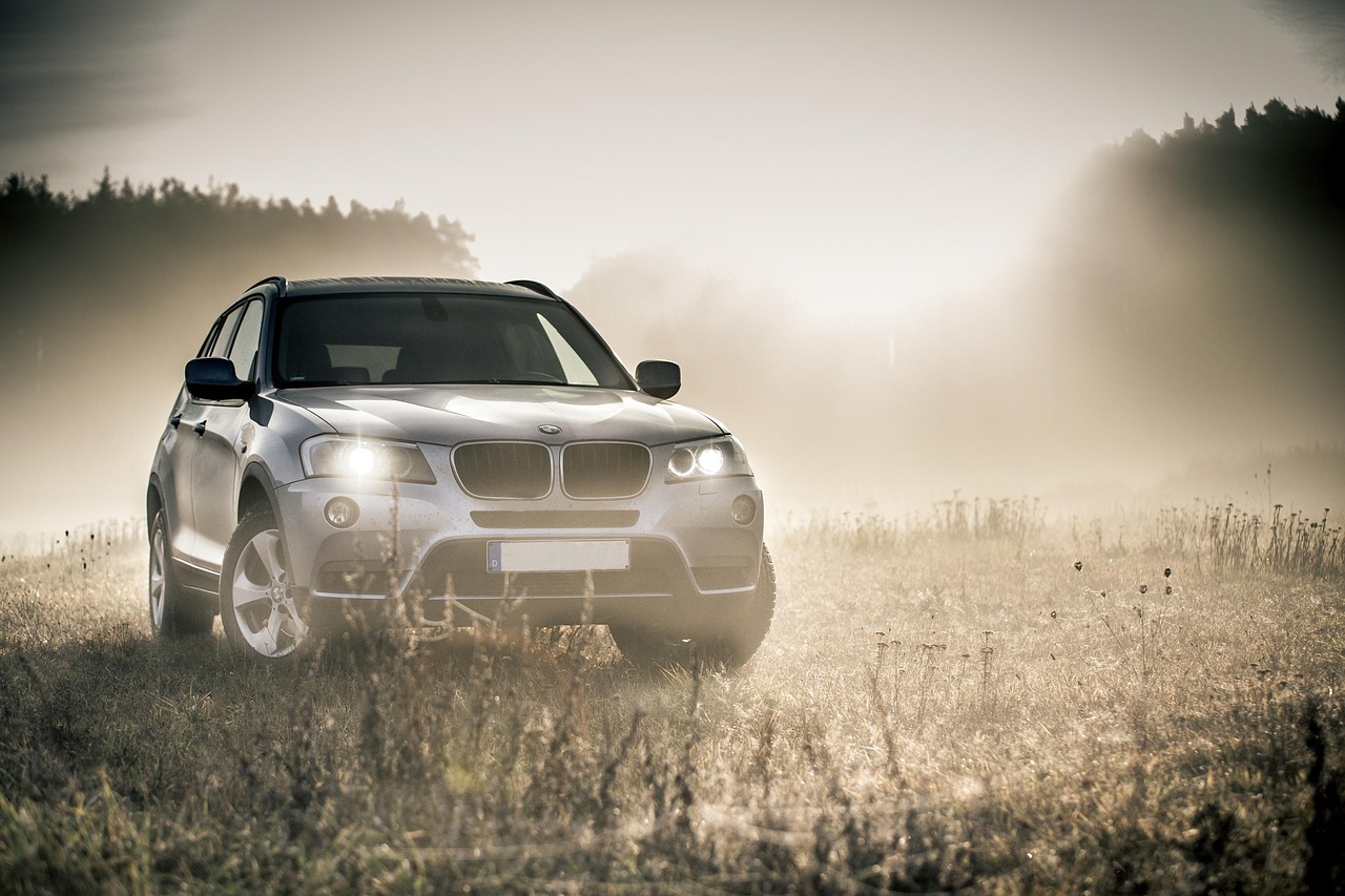 SUV iri tekerlekleri ve yüksek yer açıklığıyla dikkat çeker