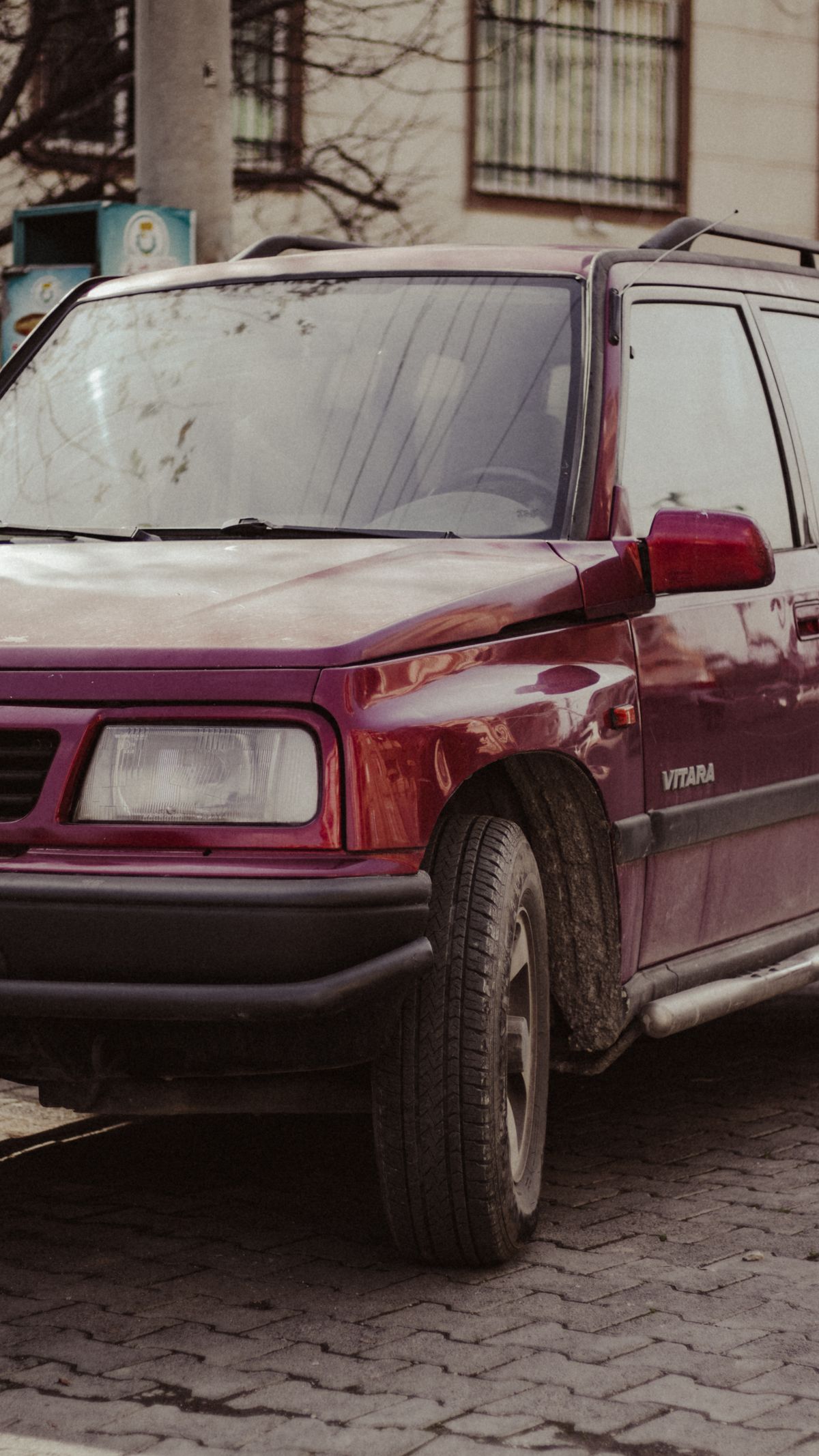 Kirmizi Suzuki Vitara sehir sokaginda