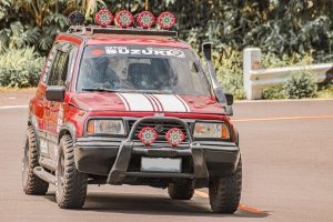 Kirmizi Suzuki Vitara yolda