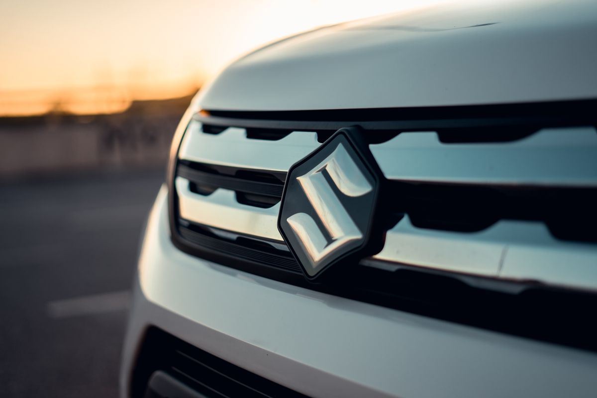 Suzuki on izgara ve logo detayi