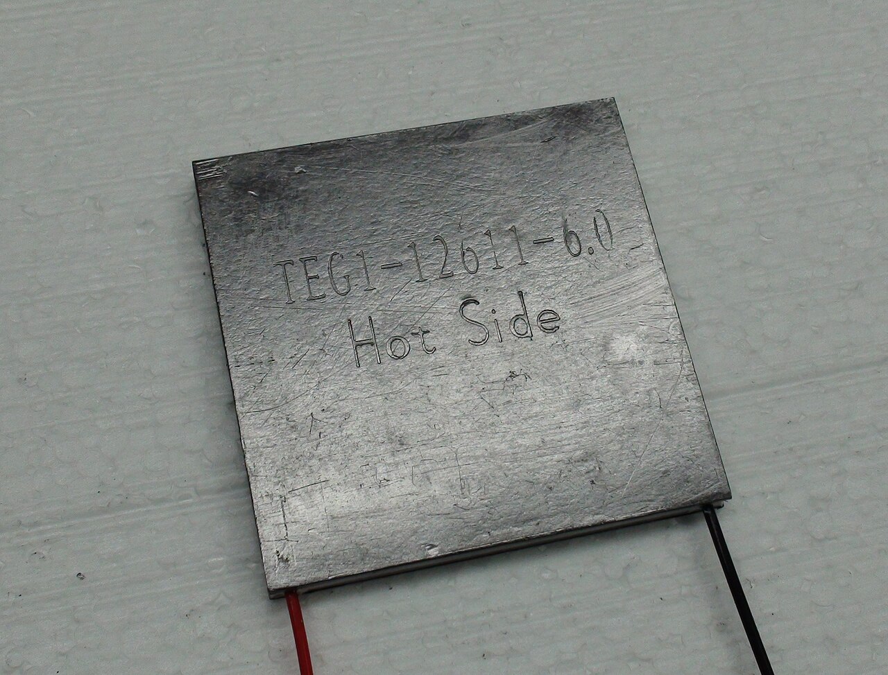 Termoelektrik (Seebeck) güç modülü. Kaynak: Gerardtv, Wikimedia Commons, CC BY-SA 3.0