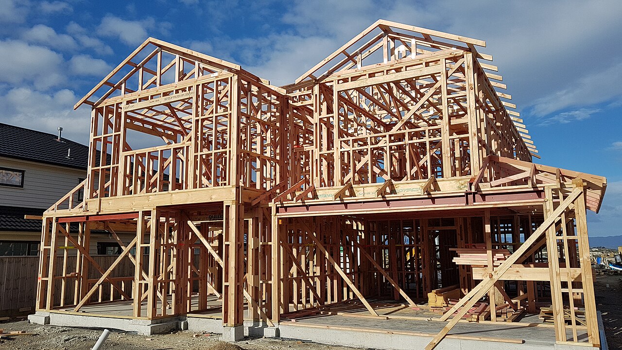 İnşaat halindeki ahşap karkas (timber frame) yapı iskeleti