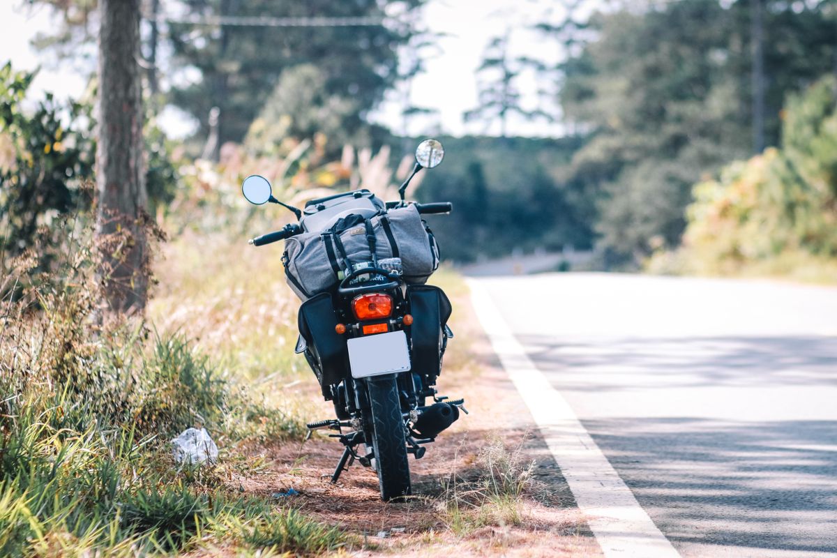 Yan çantalı bir touring motosiklet kırsal bir yol kenarında