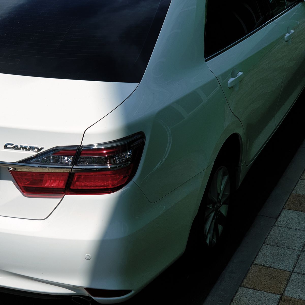 Beyaz Toyota Camry arka ve stop lambasi detayi