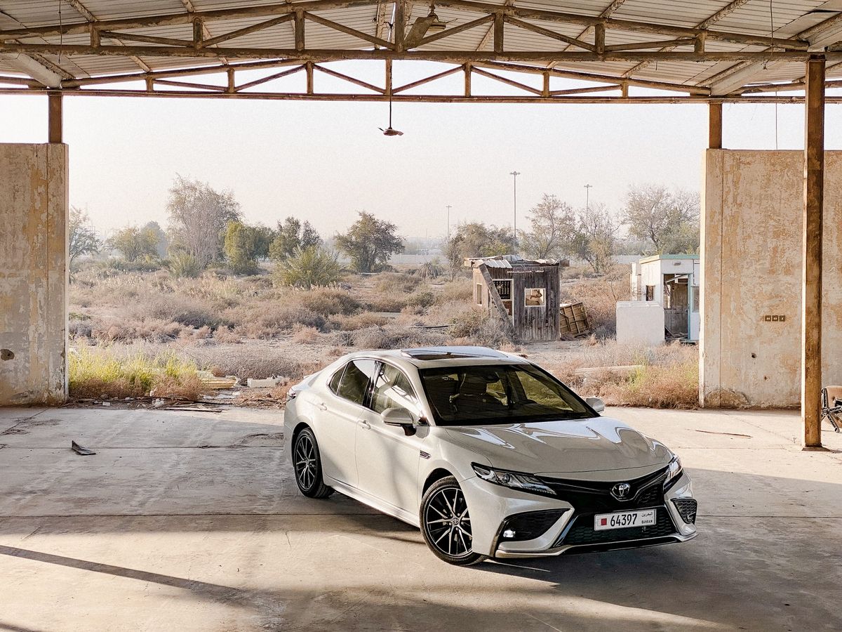 Beyaz Toyota Camry sedan