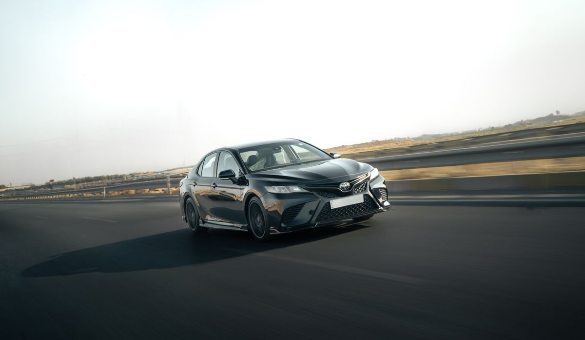 Toyota Camry otoyolda hareket halinde