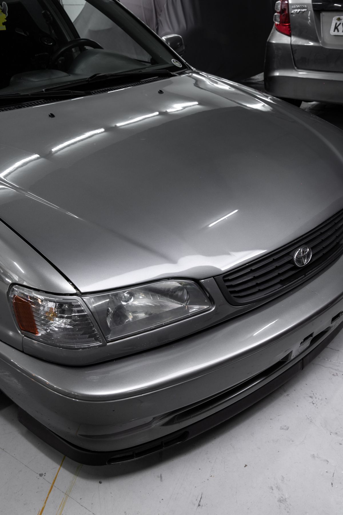 Gümüş Toyota Corolla yandan görünüm