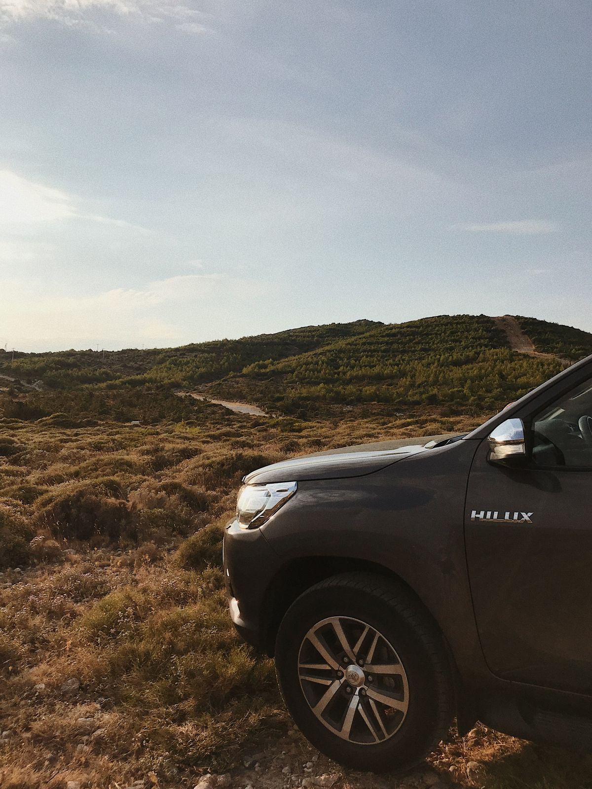 Toyota Hilux arazide engebeli yolda