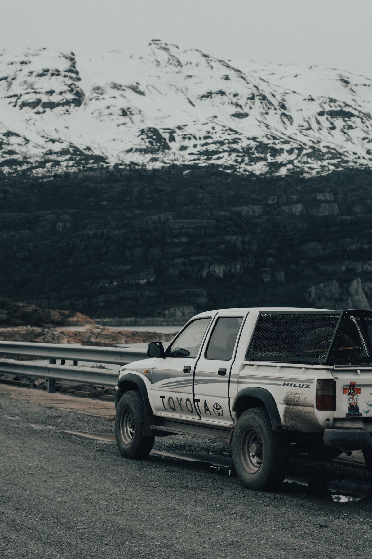Toyota Hilux karli daglar onunde