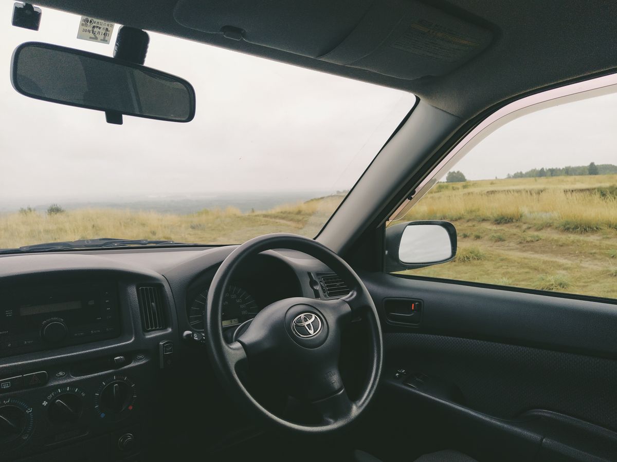 Toyota Hilux ic mekan ve on cam manzarasi