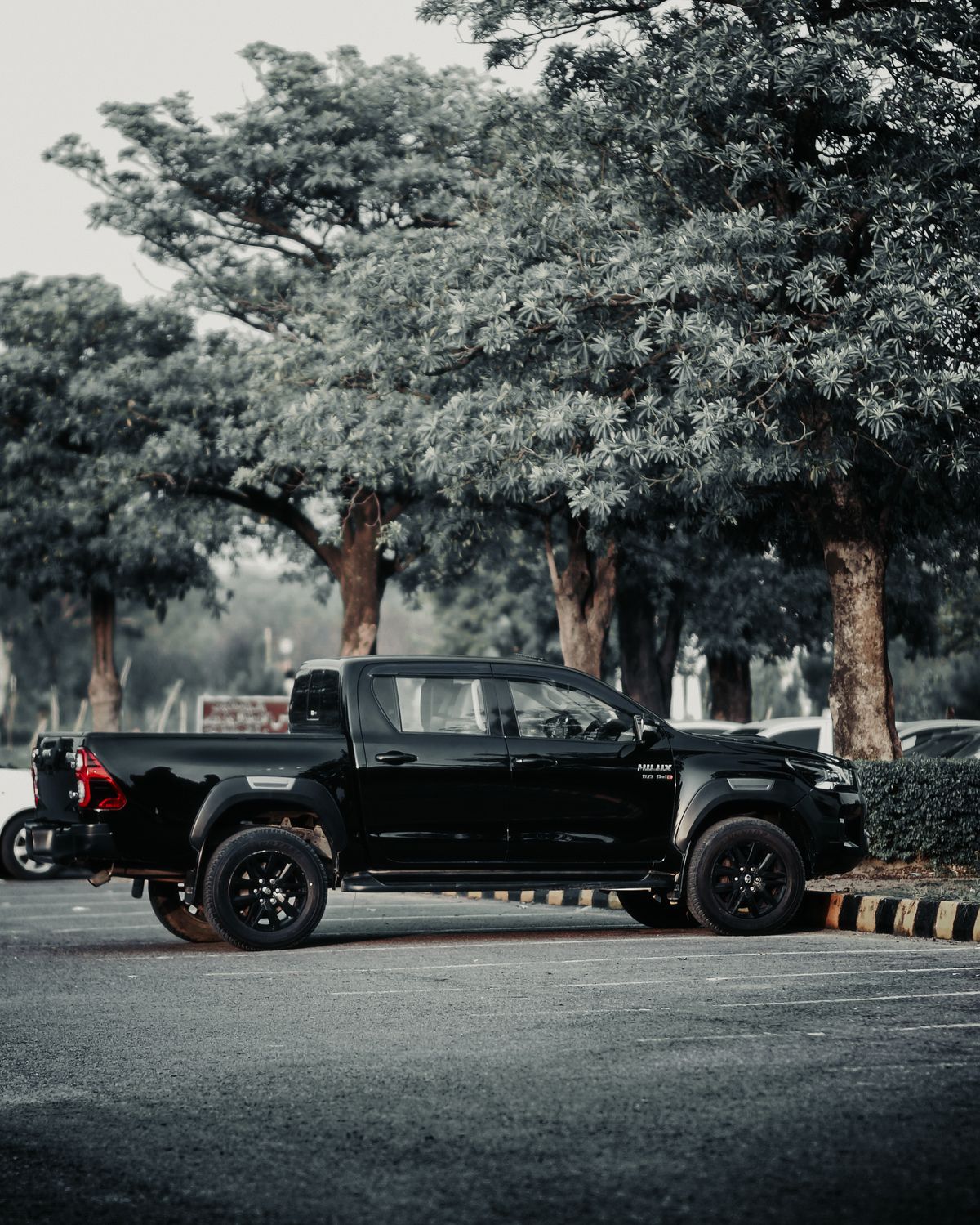 Siyah Toyota Hilux pikap yan gorunum