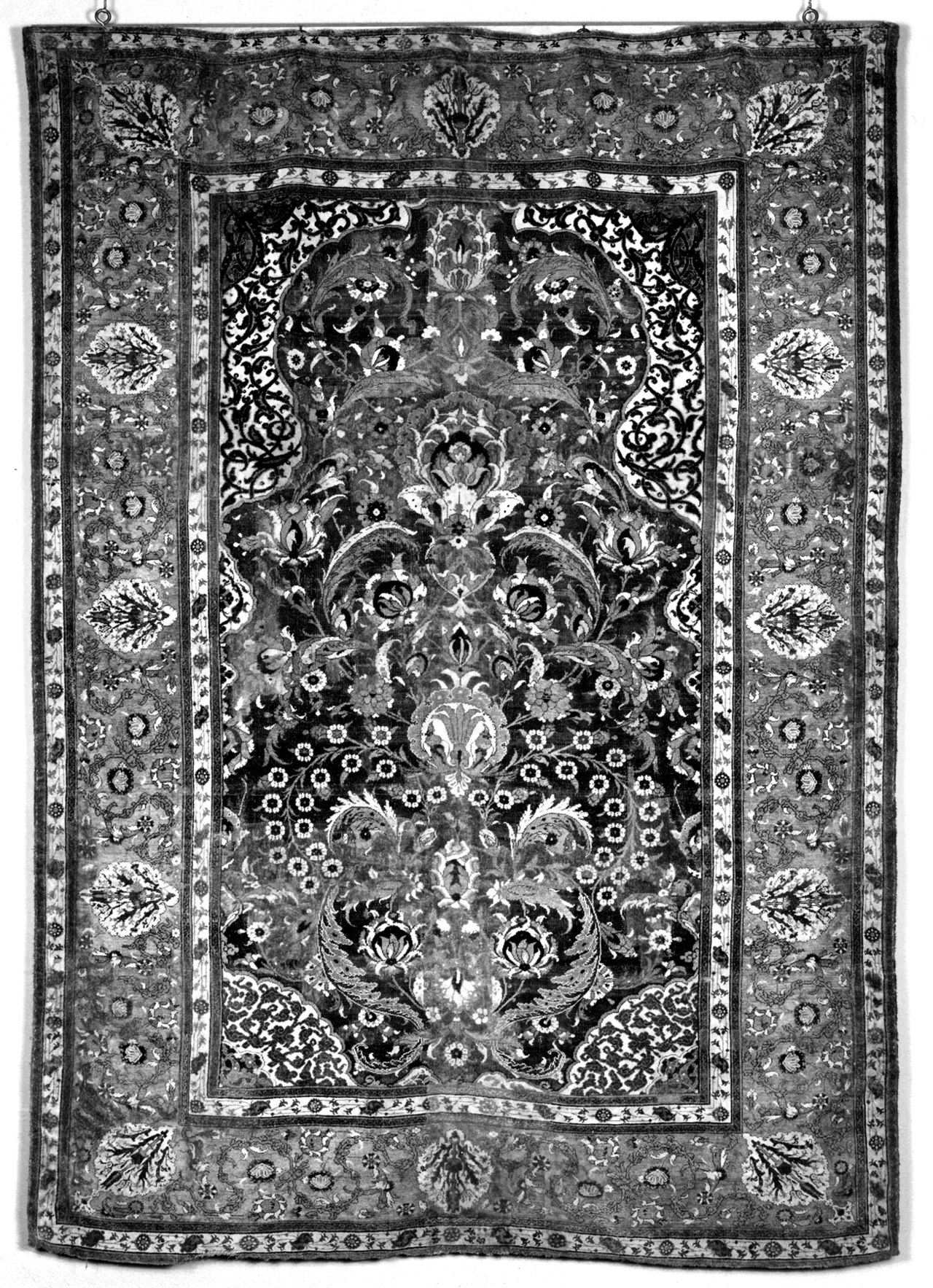Çiçek ve süsleme motifli Türk seccadesi. Kaynak: Wikimedia Commons, Public domain