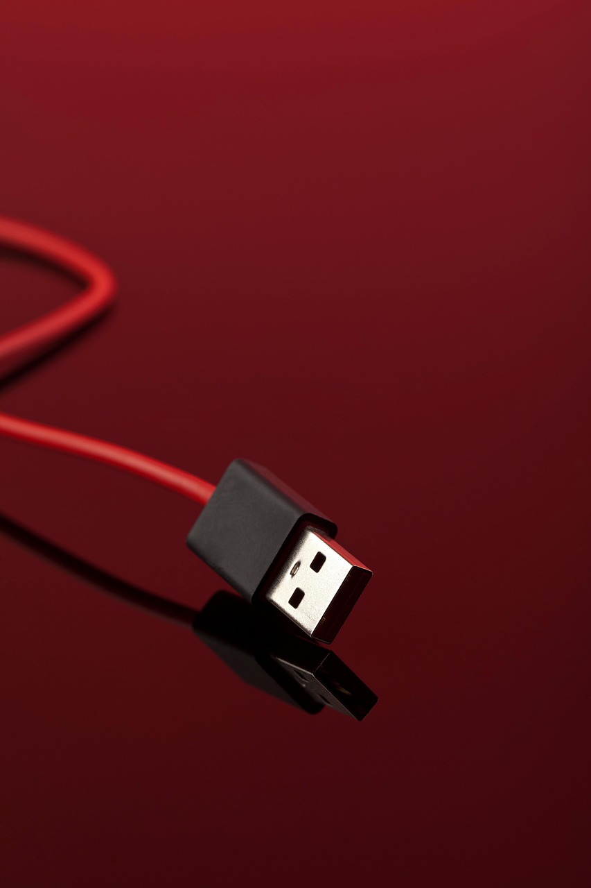 Lightning, micro-USB ve USB-C yan yana.