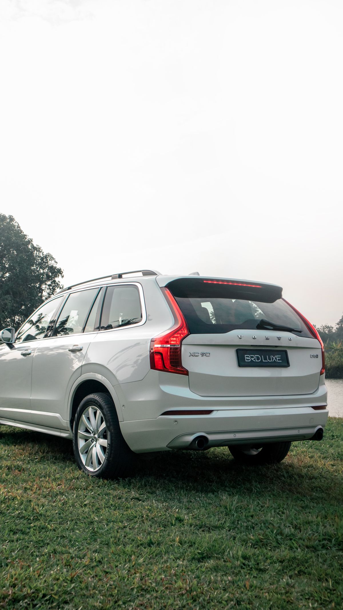 Beyaz Volvo XC90 arka gorunum