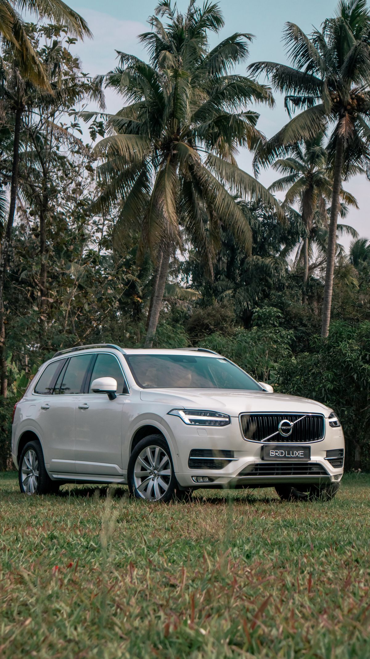 Beyaz Volvo XC90 acik alanda