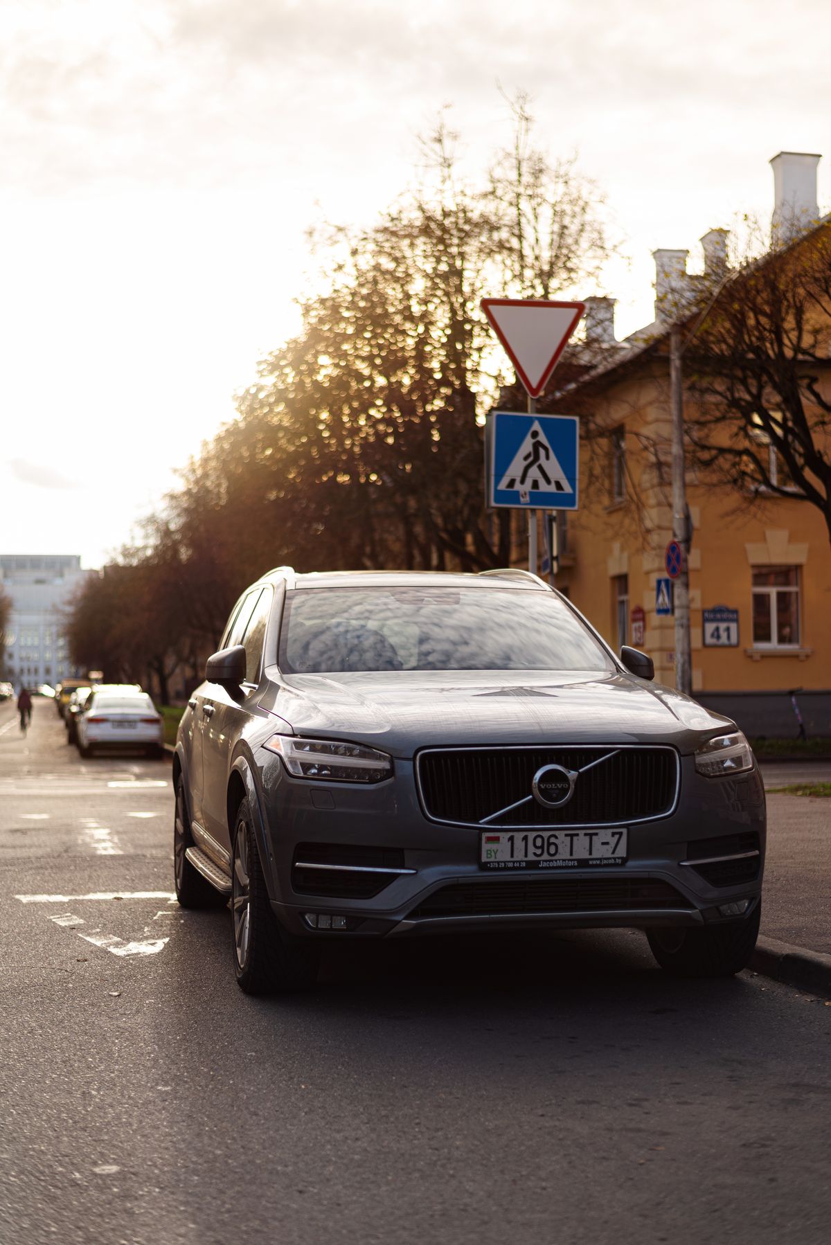 Volvo XC90 sehir sokaginda