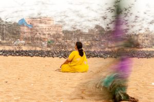 Yoga pozunda meditasyon yapan kişi