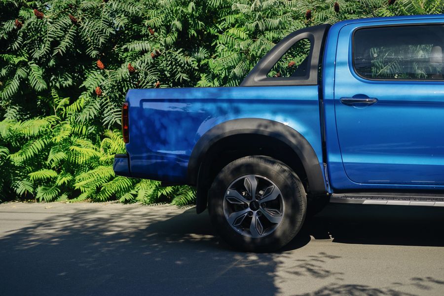 4x4 pickup yeşillik önünde