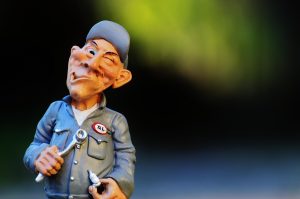 Amortisör kontrolü yapan usta