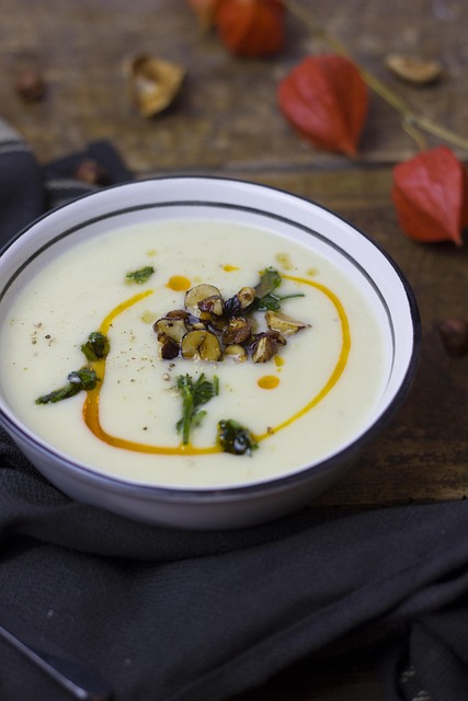 Sıcak servis edilen ayran çorbası