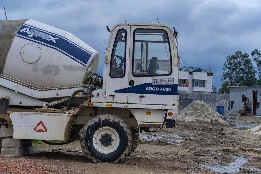 İnşaat alanında beton mikserinin yakın plan görünümü