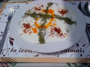 Sarımsaklı yoğurtla servis edilen boş mantı