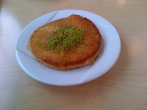 Kadayıf ve kaymakla yapılan tatlı
