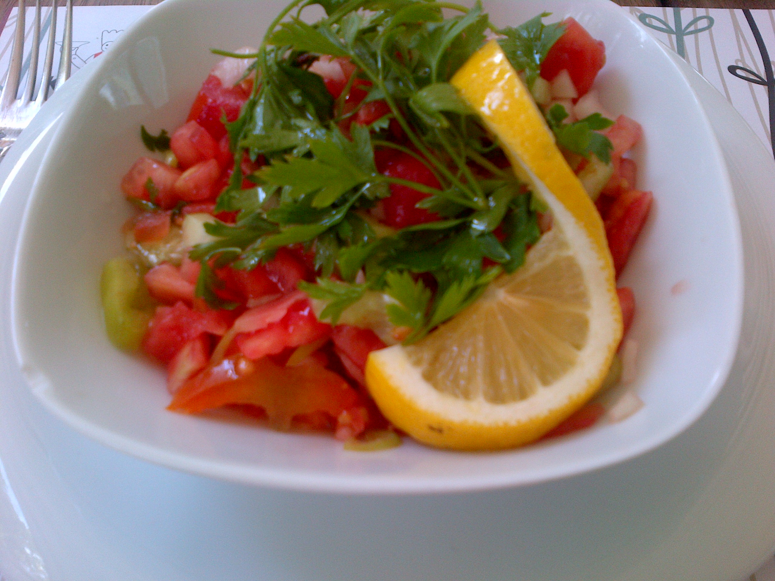 Domates ve salatalıklı çoban salata