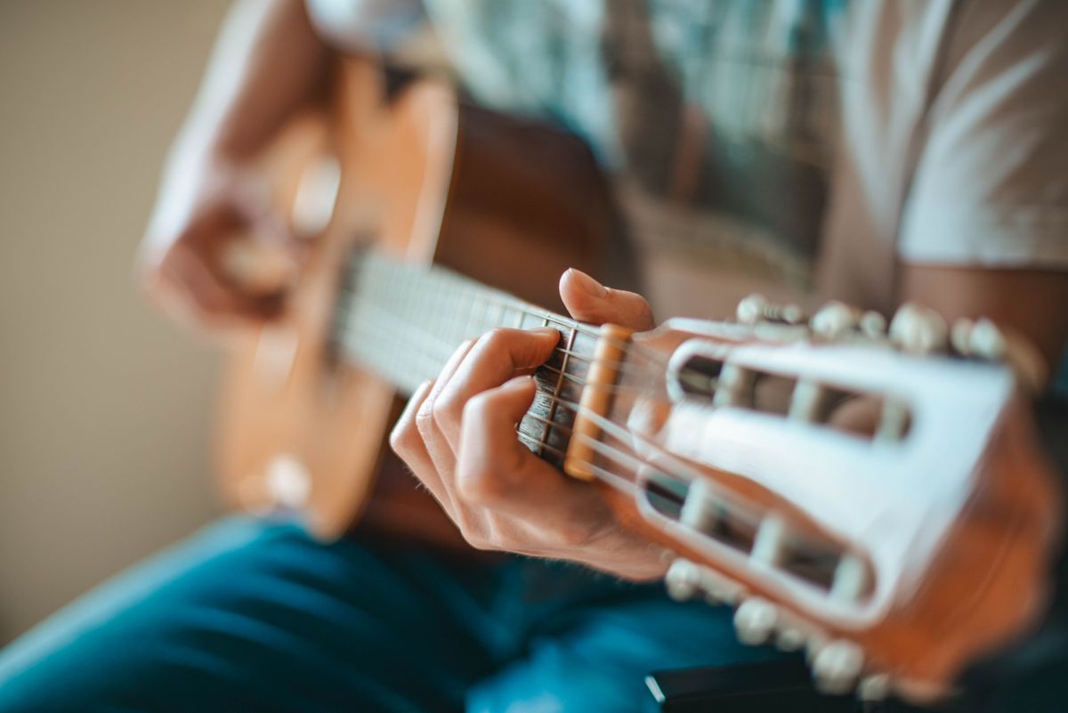 Gitar çalan bir kişi