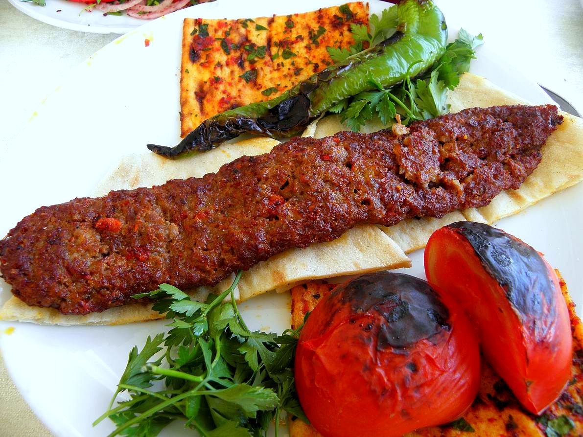Közlenmiş ezmeyle servis edilen kebap