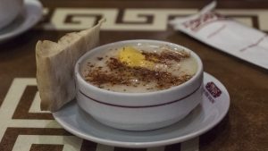 Fırında pişmiş koyun başı ve paçası