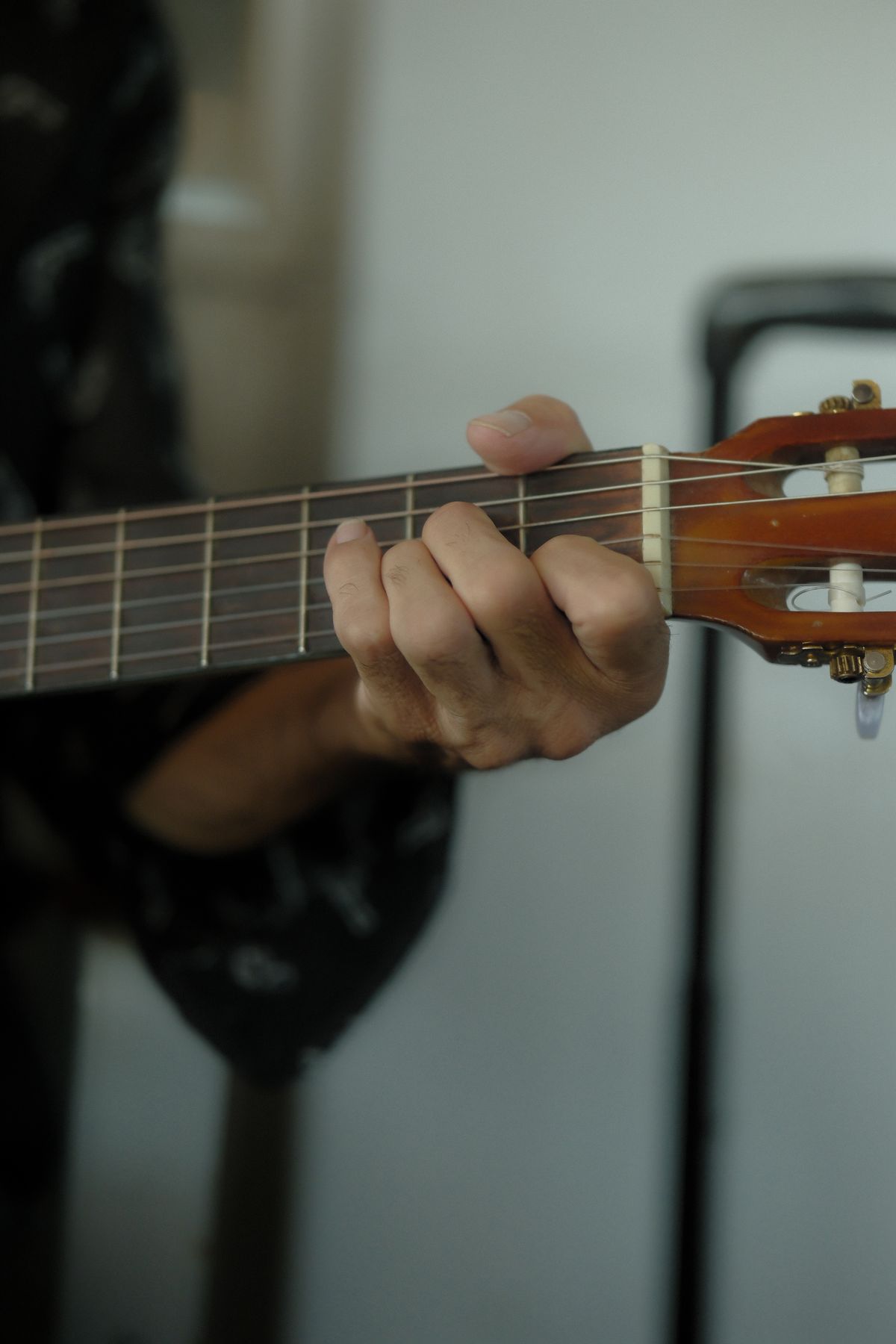 Gitar tellerine dokunan bir elin yakın çekimi