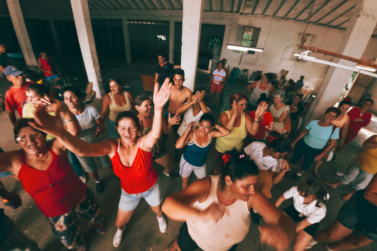Kapalı bir mekanda birlikte dans eden enerjik bir grup