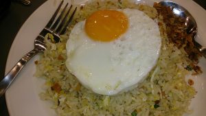 Kıymalı yumurtalı pilav