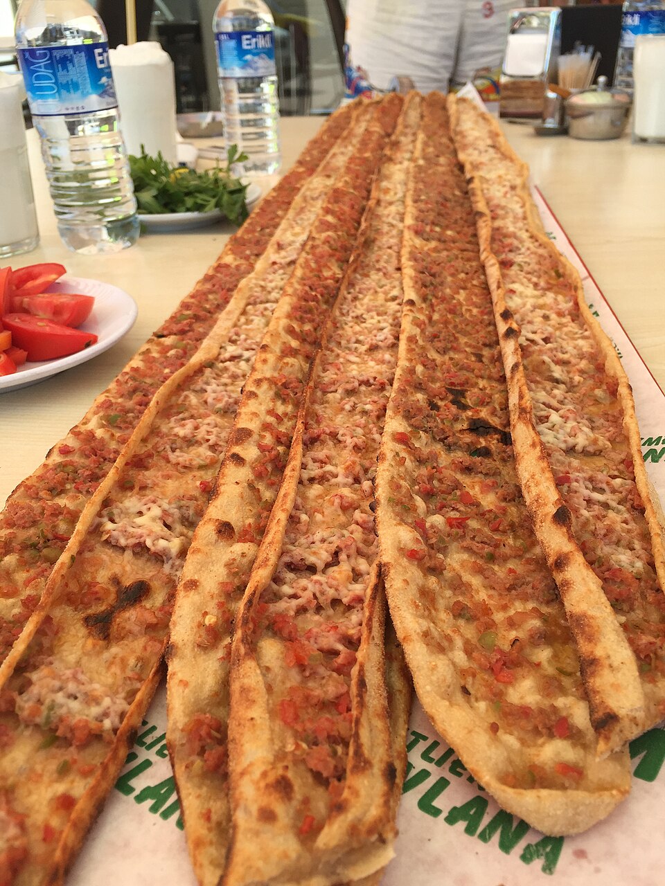 İnce hamurlu etli ekmek