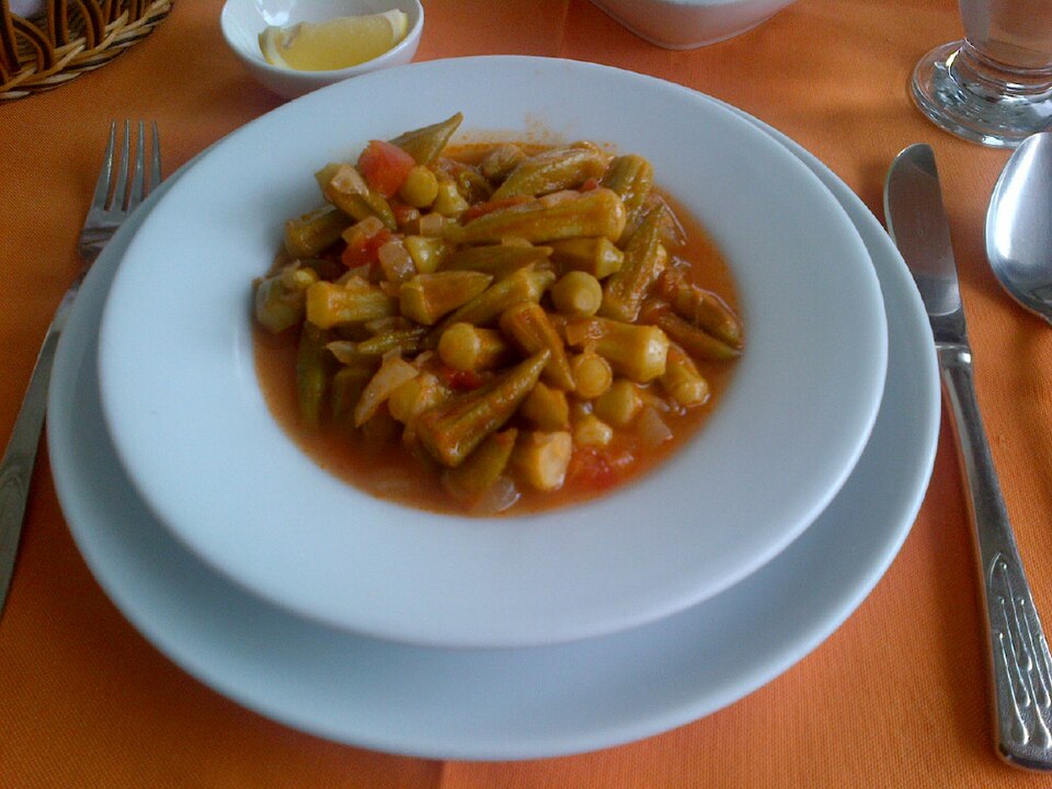 Domatesli bamya yemeği