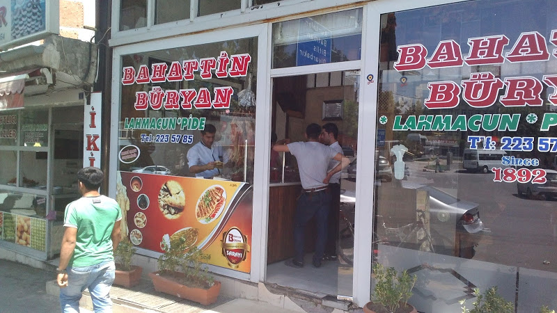 Geleneksel fırın kebabı servisi
