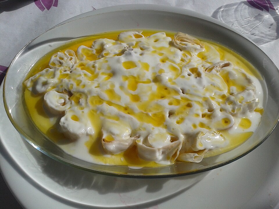 Yoğurtlu hamur yemeği