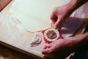 Perohi hamur yemeği tabakta