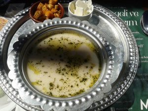 Sütlü keşkek çorbası kasede