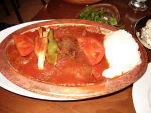 Yoğurtlu kebap pide üzerinde