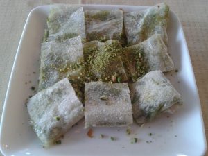 Kaymak ve fıstıklı katmer