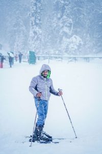 Karlı bir pistte kayak yapan bir sporcu