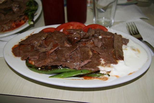 Bayat ekmek üzerine kıymalı sos