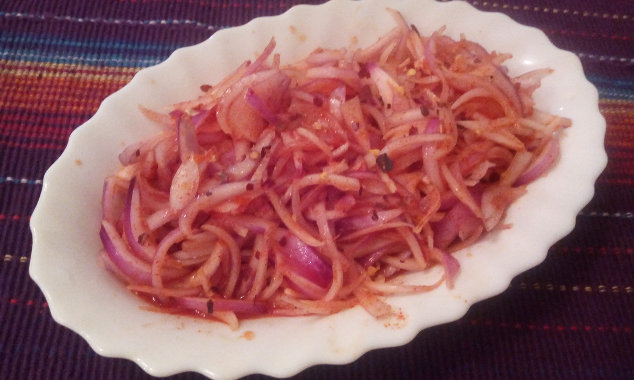 Sumaklı kuru soğan salatası
