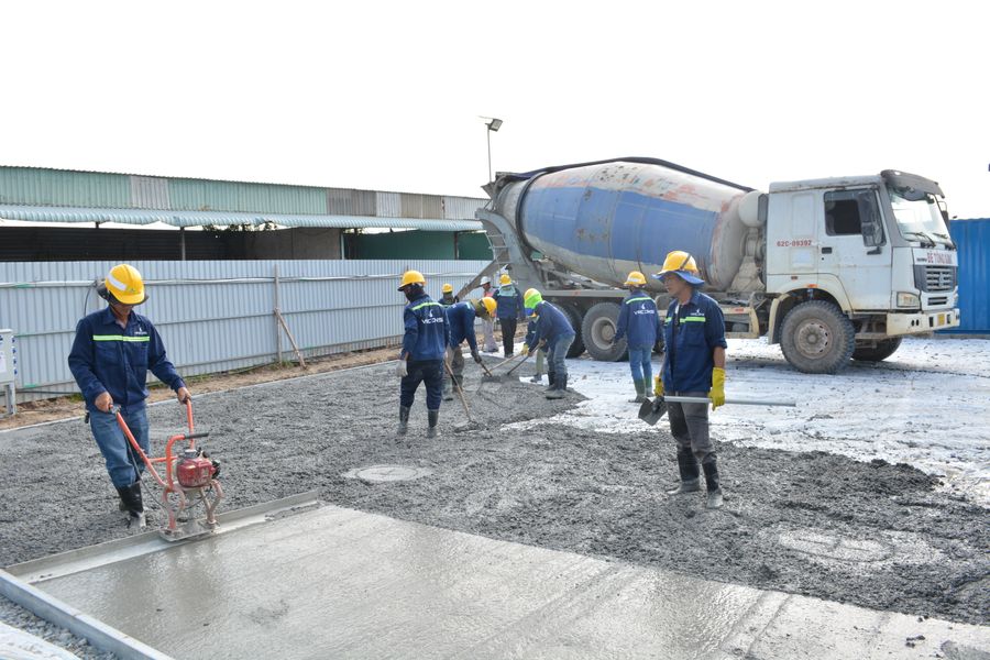 Şantiyede mikserden beton döken işçi ekibi