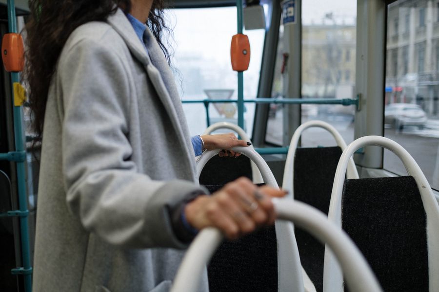 Otobüste ayakta duran yolcu tutunma korkuluğu