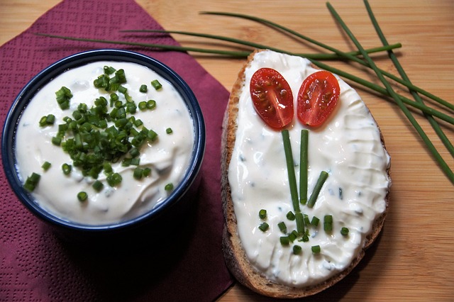 Ev yapımı peynirli ekmek dilimi